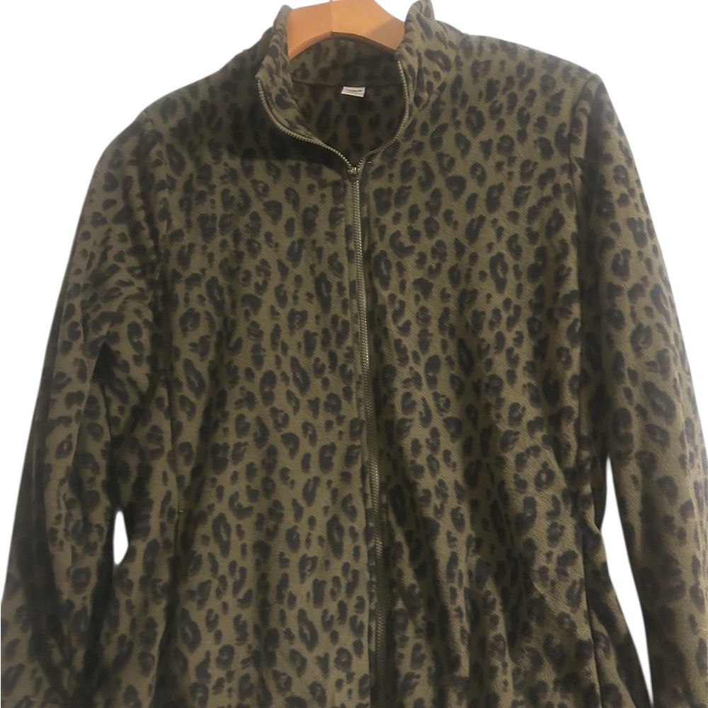 🛍️5/$25 Old Navy activewear fleece jacket. Size L green leopard print.